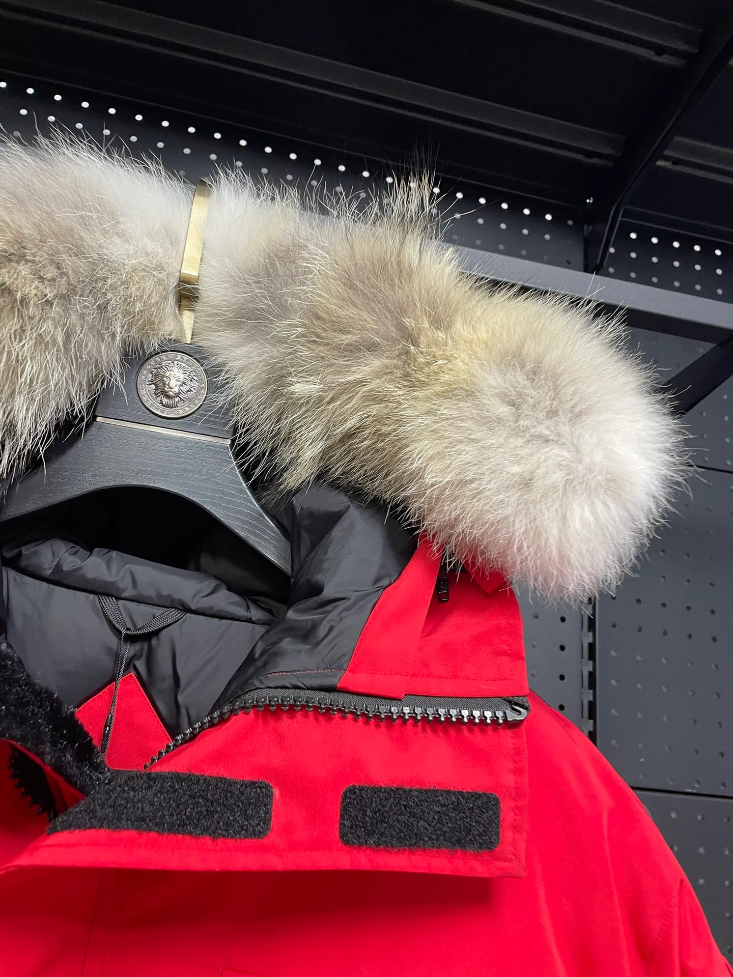 P1060 CANADA GOOES 🇨🇦ⒿⓅⓈ manufactures 10 models of snow curse men and women couples. Factory direct supply: supplying global purchasing agents, micro-business, entities, Tmall, high-end stalls and studio cooperation, free shipping! There are 10 types of Canada Goose Snow Mantra parkas for men and women, the Rolls-Royce of down jackets. ➖ Industry-leading anti-counterfeiting chip sensing. ➖ Imported Behringer embroidery machines and customized embroidery labels, the highest level and industry leading. ➖ Imported Korean 21-count polyester-cotton blended original fabric, TC85 waterproof coated fabric, water-repellent, windproof and wear-resistant. ➖ The new national standard 90 white duck down has an average down filling of 300 grams. The amount of down filling is industry-leading. ➖ 100% nylon lining with double double-layer sealing design to prevent velvet running, and seamless thread design on the cuffs! ➖ Yoshida YKK provides original factory-customized electroplated sliders. YKK two-way lockable zippers are tight and smooth and do not peel off paint. ➖ 3M composite Velcro is durable and the accessories and hardware are all custom-made. Note: Our copywriting is only simple and clear. Instead of bragging about the copywriting, it is better to compare and understand with samples. Only for the purest goose, the most dedicated, the most professional, the highest quality, the highest cost performance! SIZE:XS-XXL [with size chart]